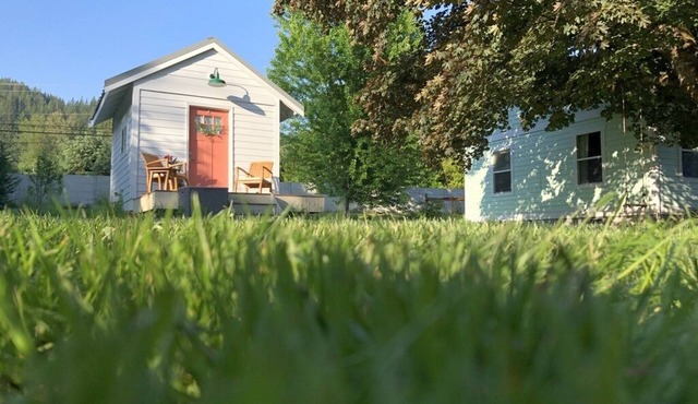 Super cute teeny tiny home! Easy access to Redmond, Bellevue, & Snoqualmie Pass