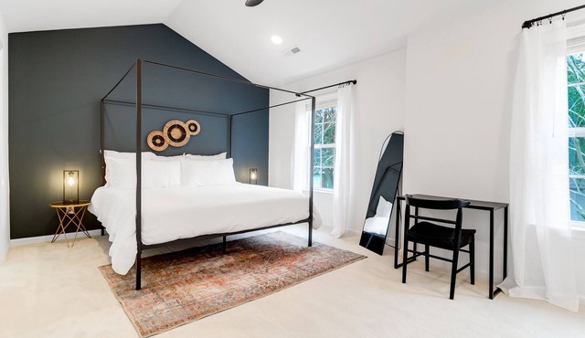 Super cute townhome close to all the best Charleston has to offer!