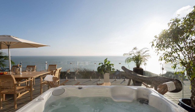 Super deluxe 6 bedroom house with Hot tub, sea views, wood burner, roof terrace