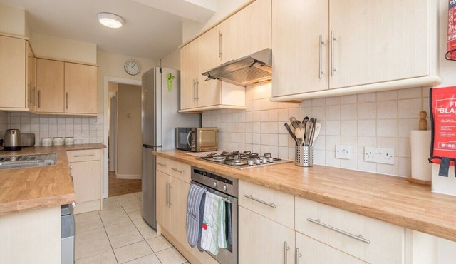 Super House FREE PARKING, Garden, Close to Station