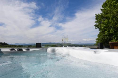 Super King Lodge-Sleeps 2-HotTub-Sea View