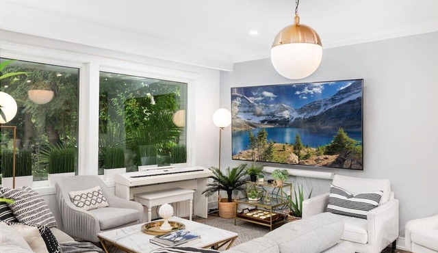 Super Lux Designer Co-Living, Hot Tub, Movie Theatre, Tesla Charger, Fireplaces