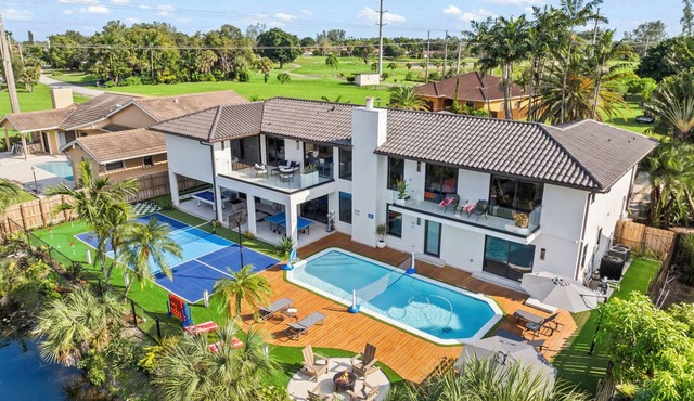 Super Lux House 11BR/H. Pool Spa/Sauna/Gym & Games