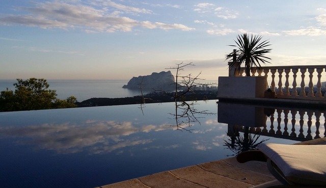 SUPER LUXURY, INCREDIBLE VIEWS 180º TO THE SEA, CLIMATIZED INFINITE POOL 12 PAX