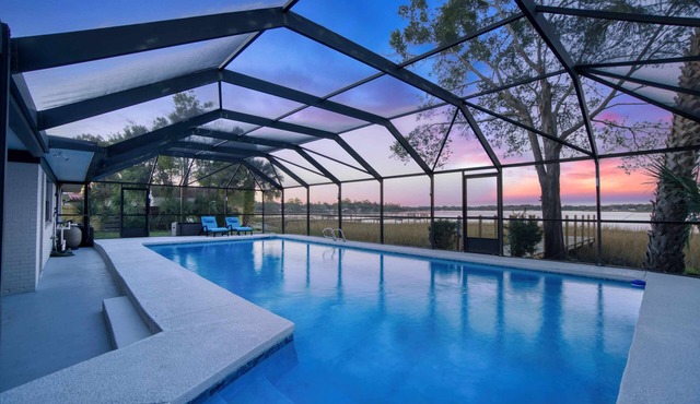 Super Mario's Riverside Hideaway: Unique Family Fun with Pool & Games