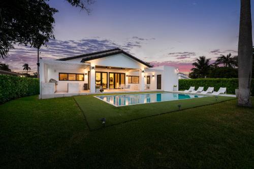 Super Modern Waterfront Paradise Near the Beach