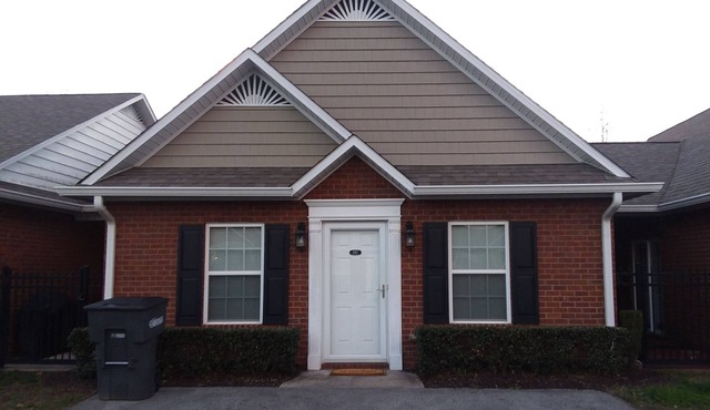 Super nice condo. Rent by day/week/month. Walking distance to bar/restaurant.