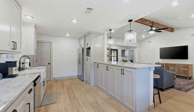 Super Nice! Cozy, Country Quiet Neighborhood, Big Kitchen and Private Hot Tub