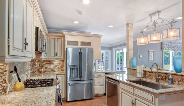 Super nice 4 bed/4 bath home, south end with private pool - near Village