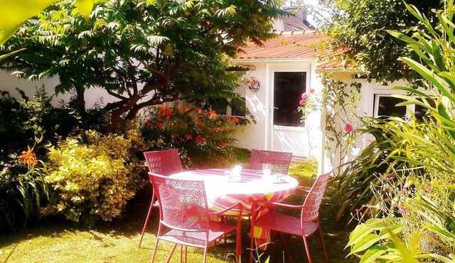 SUPER OFFER 5 MNS FROM THE SEA. ARTIST'S HOUSE IN A GREEN SETTING.