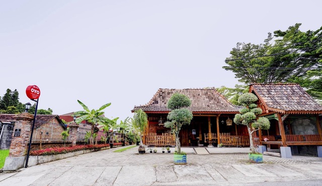 SUPER OYO Collection O 90265 Cempoko Mulyo Homestay Syariah