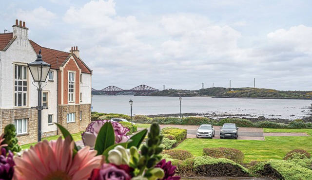 Super Prime Luxury Waterfront View D/Bay by Three Bridges Apartments