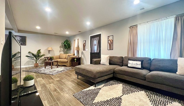 Super Spacious Safari Retreat. Lots of SPACE-Deck + Grill, near Memphis/Desoto