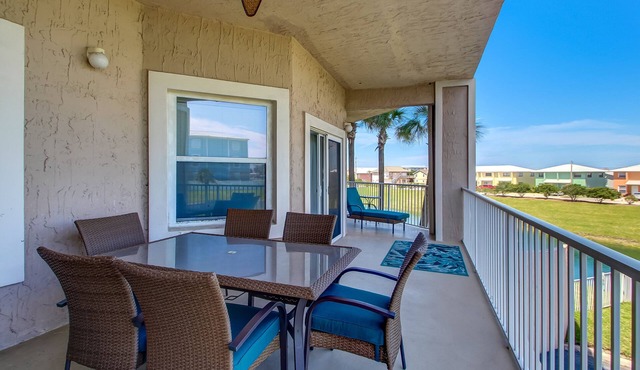 Super Spacious Ocean Park Condo | Pool, Hot Tub & BBQ | Beach Gear Provided