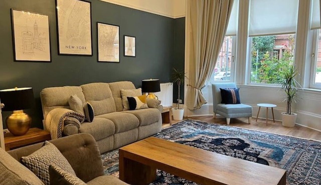 Super Spacious Victorian 3 BR main door flat Shawlands/Hampden Park near by