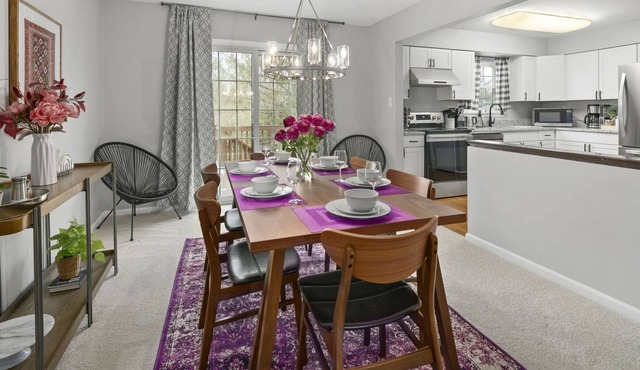 Super-Stylish 4BR Townhome in No VA. Fast WiFi, Roku TV, Fenced Backyard, 24.