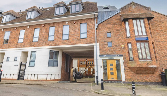 Super Stylish Eton Townhouse with Castle & River Views