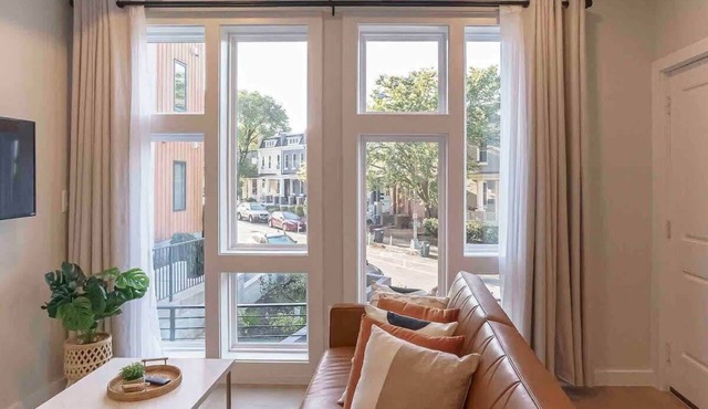 SUPER SUNNY 1BR - blocks to restaurants!