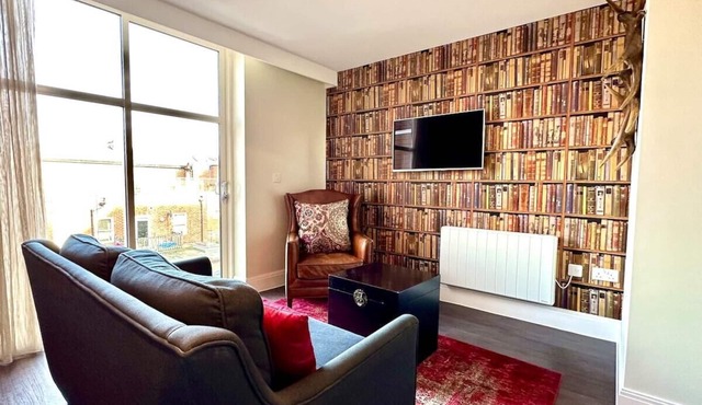 Super Trendy Apartment - Free Parking & Fast WiFi