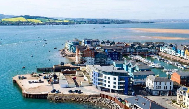 Super two bedroom apartment on Exmouth quay