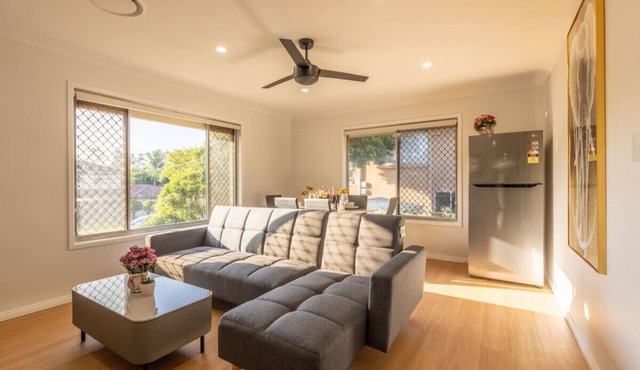 Super Value 4BR House near Westfield/Shops/Parks