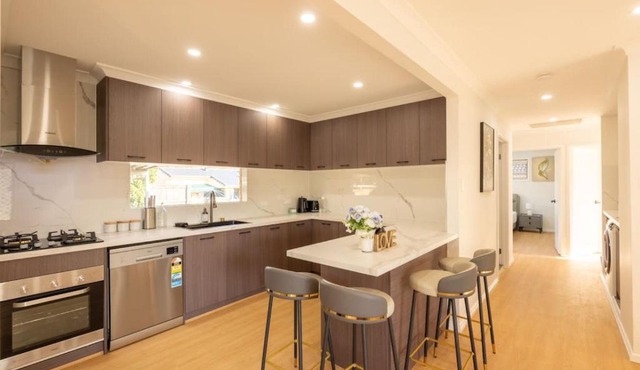 Super Value 4BR House near Westfield Shops and Parks