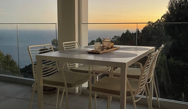 Superb 1-bedroom apartment with sea views, WiFi and AC in enchanting Èze village