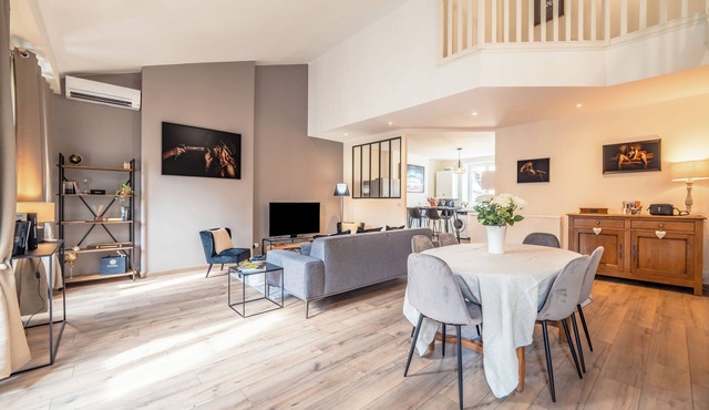 Superb 125m2 duplex apartment with air-conditioning in the heart of Lyon's city center.