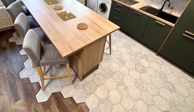 Superb 136m² bright and fully equipped. 4bbes/2sdb + free parking center