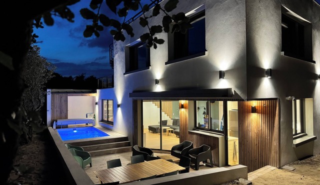 Superb 14p villa with pool, rooftop sea view and immediate beach access