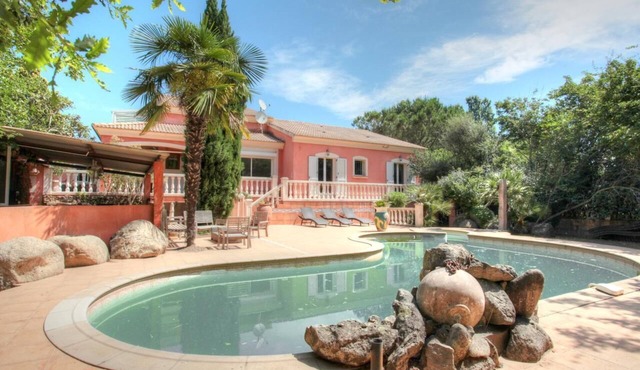 Superb 16-bed villa 5 minutes from the sea