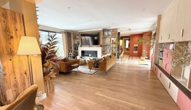 Superb 180m2 contemporary villa with swimming pool just 15min from the sea.
