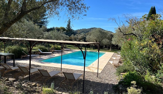 Superb 18th century farmhouse ideally located between Saint Remy and Avignon