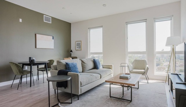 Superb 1BR w/Gym & Elev, nr Dining & Hiking