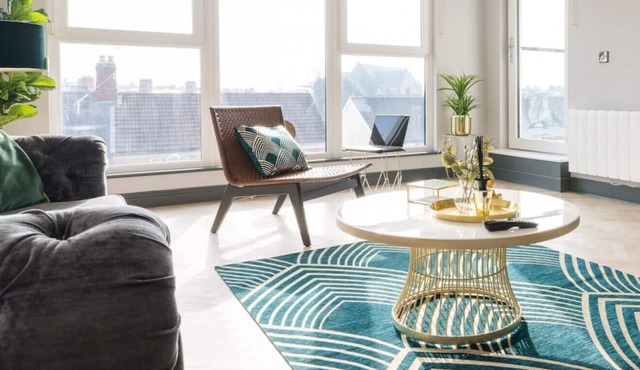 Superb 2 bed apartment with secure parking & gym