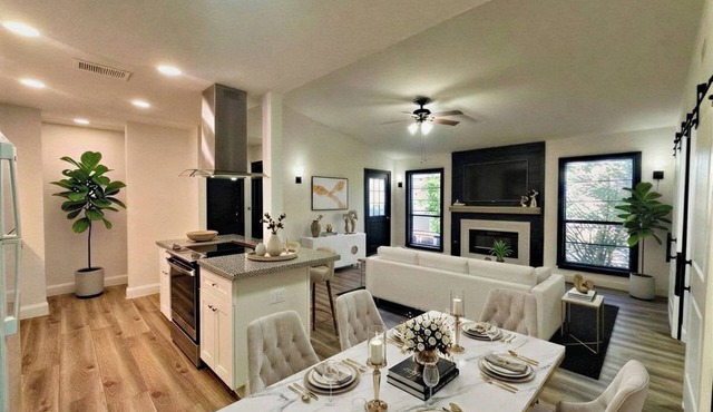 Superb 2-bedroom condo with AC in vibrant Houston