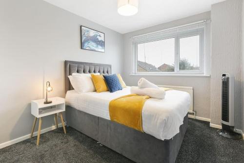 Superb 3 bed house, homely comforts close to supermarkets, with private parking on gated premise