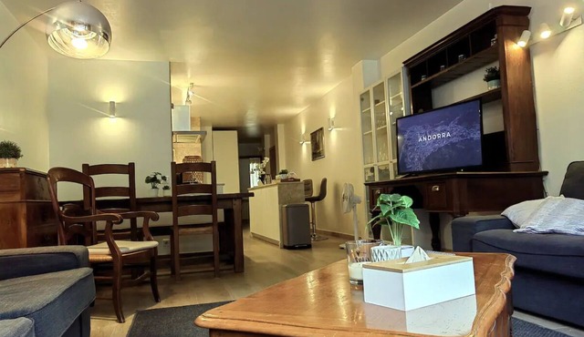 Superb 3 bedroom apartment with WiFi in Andorra la Vella, ski, Caldea