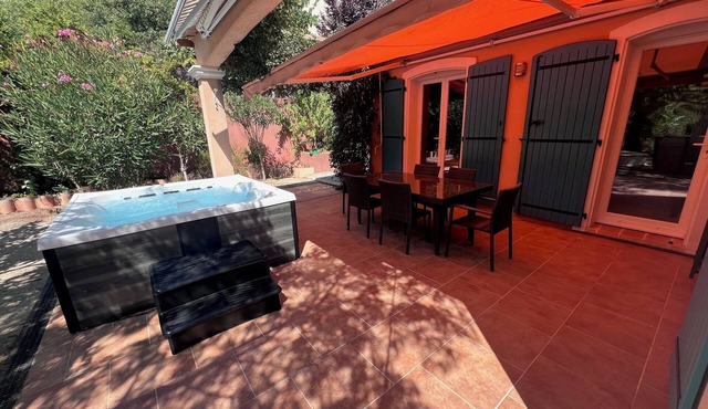 Superb 3-bedroom bungalow in a quiet private residence with private Jacuzzi