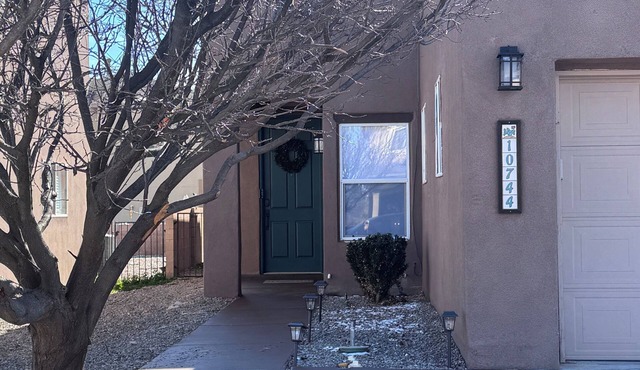 Superb 3-bedroom comfy home located in albuquerquengated community