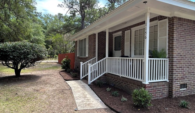 Superb 3-bedroom Cottage with AC in charming Johns Island, utilities included!