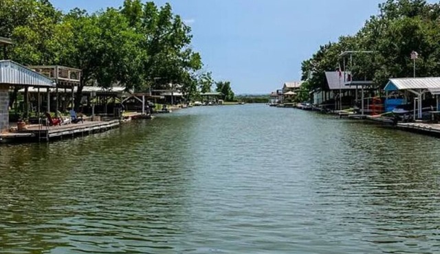 Superb 3-bedroom lakefront house with AC in Kingsland