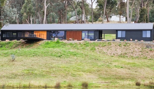 Superb 3 bedroom villa overlooking dam and close to lake.