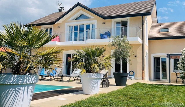 Superb 330m² villa sleeping 11, heated pool, terrace and garden