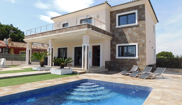 Superb 4/5 Bed 3 Bath Villa with Private pool & Garden Full Air Con, WIFI