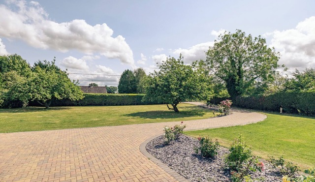 Superb 4-bedroom house in Minster Lovell, sleeps 10.