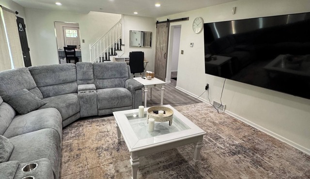Superb 4-bedroom house with AC ! A Pittsburgh Oasis!