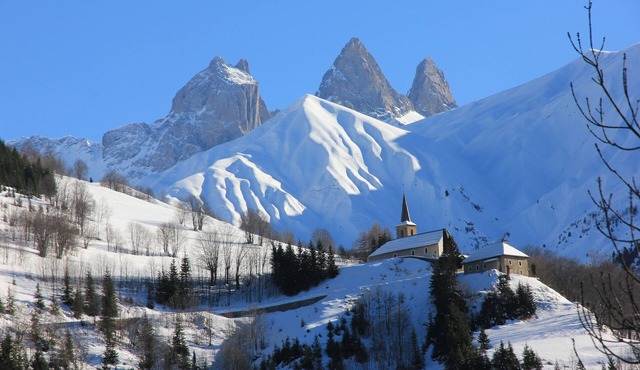 Superb 450m2 Savoyard chalet at the foot of the Aiguilles d'Arves. Altitude 1600m.