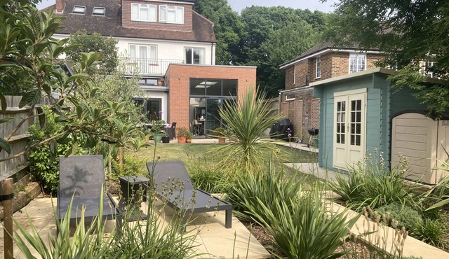 Superb 5-bed family house, beach, hot tub, large garden & parking