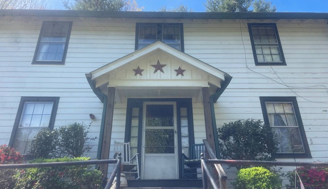 Superb 5-bedroom house walking distance to charming downtown Saluda